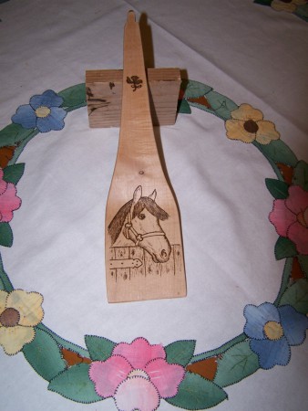 testa di cavallo  pirografata su spatola in legno di acero
